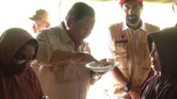 "Kunjungan Presiden ke dapur umum banjir Aceh tuai kritik. Di tengah krisis infrastruktur, aksi 'icip' makanan dinilai tak selesaikan masalah substansial."