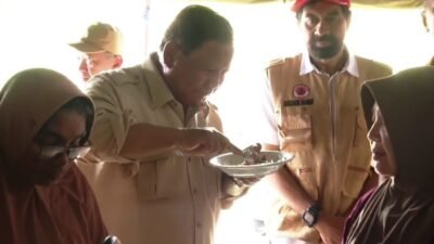 "Kunjungan Presiden ke dapur umum banjir Aceh tuai kritik. Di tengah krisis infrastruktur, aksi 'icip' makanan dinilai tak selesaikan masalah substansial."