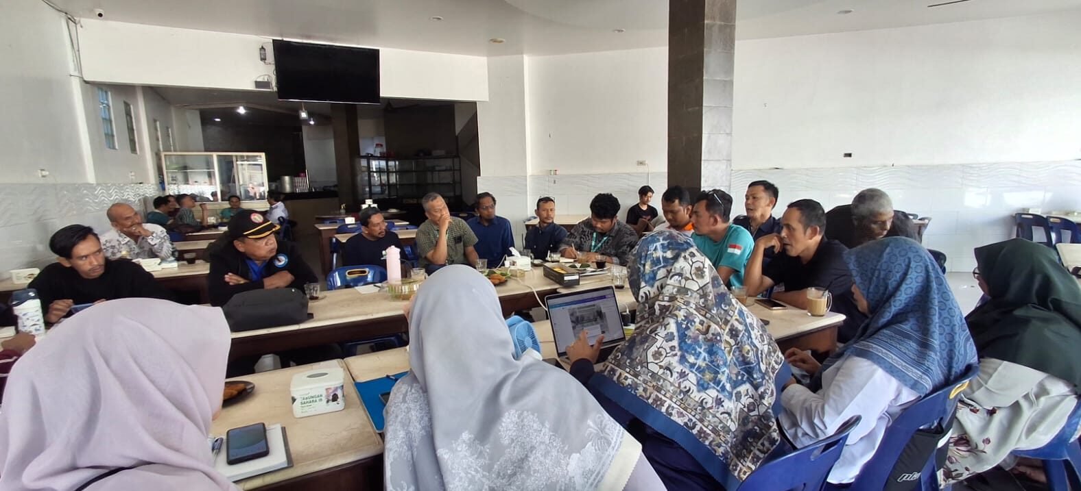 "Masyarakat Sipil Aceh mendesak Presiden tetapkan banjir Sumatera sebagai bencana nasional. Penanganan dinilai lamban, ribuan warga terisolir, dan logistik menipis. "