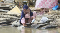 "Derita ganda korban banjir Sibolga: dikepung sampah membusuk dan krisis air bersih. Ancaman penyakit kulit dan ISPA meningkat, warga cemas kesehatan anak."