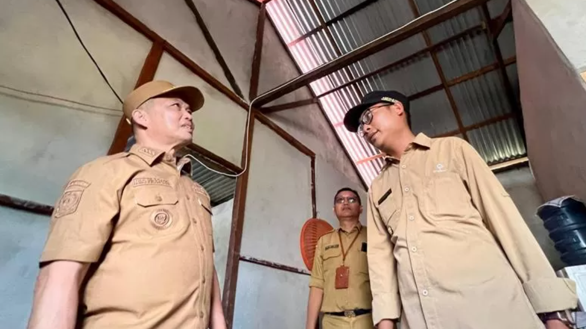 Kepala Dinas Perkim Provinsi Kalbar, Damianus Kans Panggalaya (kiri), saat meninjau kondisi rumah warga yang menjadi sasaran program bedah rumah RTLH, Jumat (19/12/2025). (Dok. Ist)