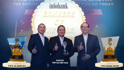 Tiga direksi Bank Kalbar berjas hitam berpose memegang piala penghargaan Infobank Bankers of the Year dan Future Leaders 2025. (Dok. HO/Faktakalbar.id)