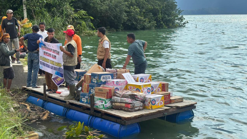 Tim gabungan menggunakan rakit untuk mendistribusikan logistik bantuan bencana ke wilayah terisolir di Kabupaten Agam. (Dok. BNPB)