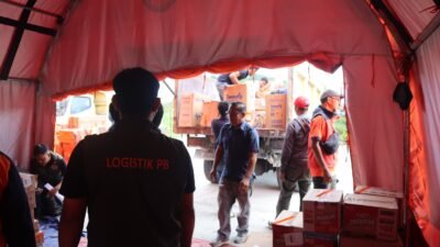 Tim gabungan mengangkat logistik dari Posko Silangit untuk dikirim ke lokasi-lokasi yang sulit dijangkau. Distribusi dilakukan melalui jalur darat dan udara, Jumat (12/12)
