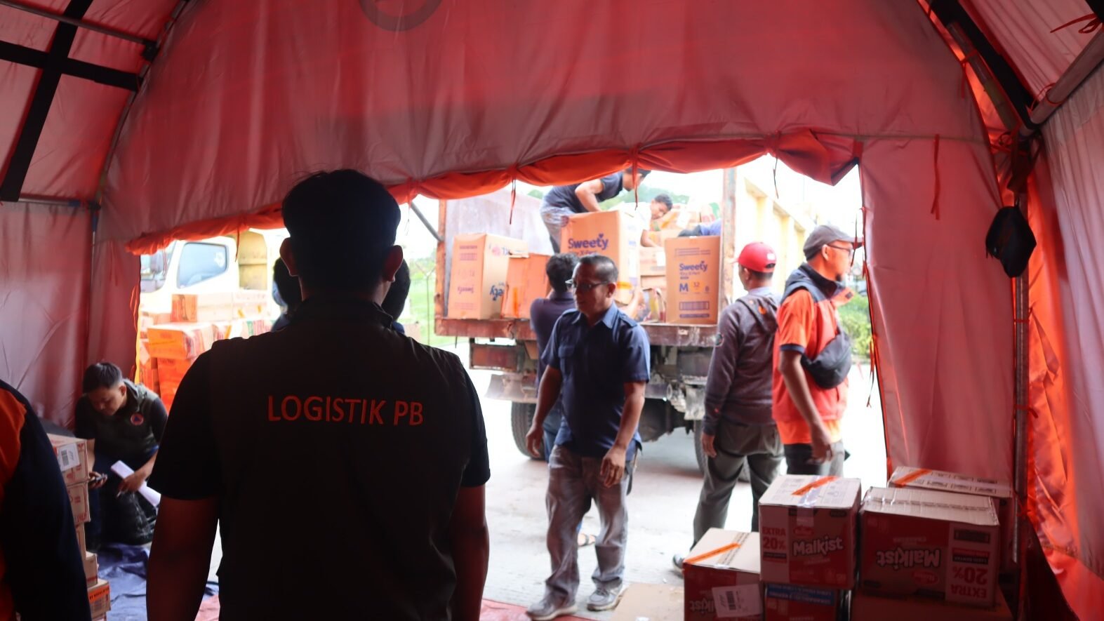 Tim gabungan mengangkat logistik dari Posko Silangit untuk dikirim ke lokasi-lokasi yang sulit dijangkau. Distribusi dilakukan melalui jalur darat dan udara, Jumat (12/12)