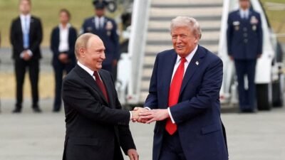 Presiden Amerika Serikat Donald Trump (kanan) dan Presiden Rusia Vladimir Putin (kiri). Trump mengaku marah besar setelah menerima telepon dari Putin terkait serangan drone ke kediamannya, Rabu (31/12/2025). (Dok. Ist)