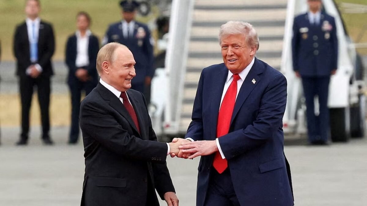 Presiden Amerika Serikat Donald Trump (kanan) dan Presiden Rusia Vladimir Putin (kiri). Trump mengaku marah besar setelah menerima telepon dari Putin terkait serangan drone ke kediamannya, Rabu (31/12/2025). (Dok. Ist)