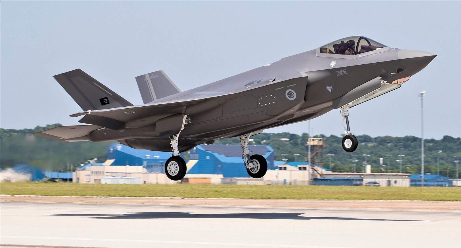 Jet tempur siluman F-35 Lightning II dengan lambang Angkatan Udara Turki saat uji coba penerbangan. Presiden AS Donald Trump menyatakan sedang mempertimbangkan kembali penjualan pesawat canggih ini ke Turki. (Dok. Ist)