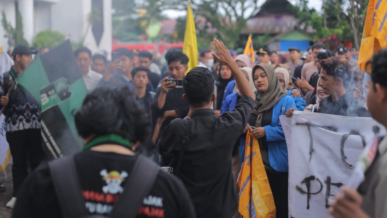 "Aksi Jilid 2 Aliansi Mahasiswa di DPRD Mempawah memanas. Bupati dan anggota dewan mangkir, massa ancam gelar aksi lebih besar menolak anggaran rumah dinas."