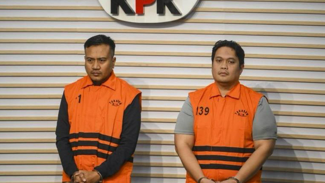 KPK mengumumkan Kajari Hulu Sungai Utara Albertinus Parlinggoman Napitupulu (kanan), Kasi Intelijen Kejari Hulu Sungai Utara Asis Budianto (kiri), dan Kasi Datun Kejari Hulu Sungai Utara Tri Taruna Fariadi (melarikan diri), sebagai tersangka kasus korupsi.