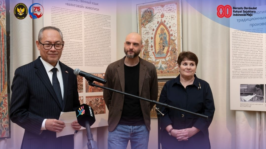 Dubes RI untuk Rusia Jose Tavares membuka pameran seni Bali "Kelana Para Pahlawan Kuno" di Museum Oriental Moskow. (Dok. KBRI Moskow)