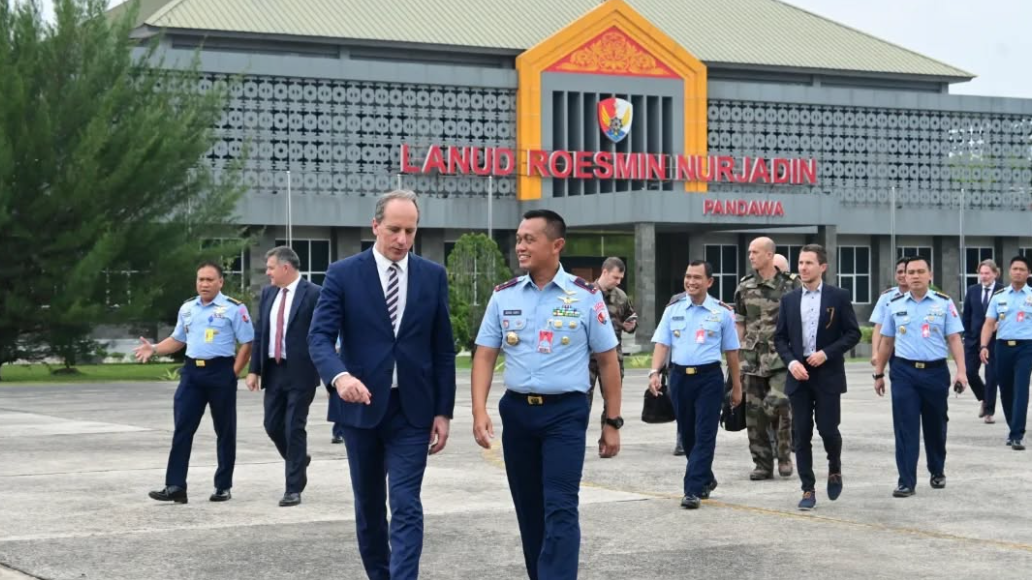 Duta Besar Prancis Fabien Penone didampingi Danlanud Marsma TNI Abdul Haris meninjau fasilitas Lanud Roesmin Nurjadin Pekanbaru jelang kedatangan pesawat Rafale. (Dok. Dispen TNI AU)