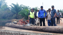 Bupati Ketapang Alexander Wilyo dan Ketua DPRD Achmad Sholeh meninjau konstruksi besi beton pada proyek peningkatan jalan Pelang - Sungai Kepuluk. (Dok. HO/Faktakalbar.id)