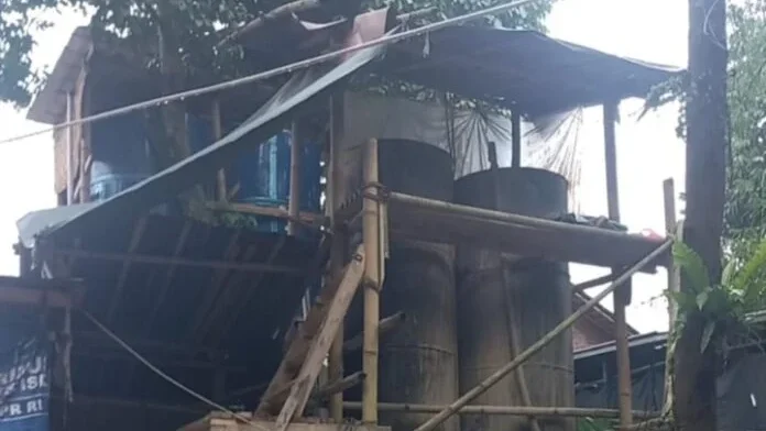 Ilustrasi aktivitas pengolahan material tambang secara tradisional. LPMI menyoroti maraknya dugaan pengolahan emas ilegal berbahan kimia berbahaya di Leuwiliang, Bogor.