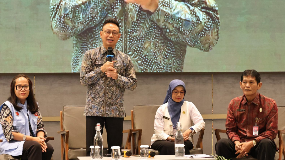 Wali Kota Pontianak Edi Rusdi Kamtono memegang mikrofon berbicara di atas panggung didampingi narasumber lain dalam acara sosialisasi antikorupsi. (Dok. HO/Faktakalbar.id)