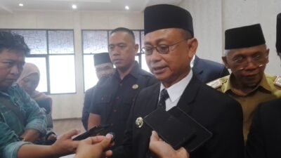 "Wali Kota Pontianak Edi Kamtono lantik Direksi Perumda Tirta Khatulistiwa 2025-2030. Direksi baru ditargetkan tekan kebocoran pipa dan capai layanan 100 persen. "