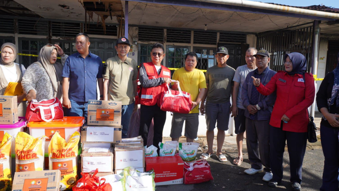 Wali Kota Pontianak, Edi Rusdi Kamtono (kiri, rompi merah), menyerahkan bantuan logistik secara simbolis kepada warga korban kebakaran di Kelurahan Siantan Hulu, Kecamatan Pontianak Utara, Kamis (25/12/2025). (Dok. HO/Faktakalbar.id)