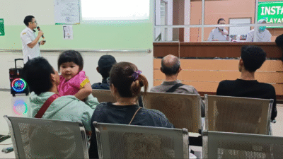 Apoteker RSUD SSMA Pontianak Abdurrachman memberikan edukasi tentang bahaya konsumsi obat maag sembarangan kepada pengunjung rumah sakit. (Dok. HO/Faktakalbar.id)