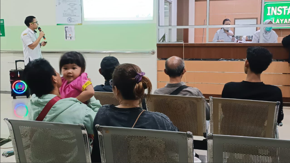 Apoteker RSUD SSMA Pontianak Abdurrachman memberikan edukasi tentang bahaya konsumsi obat maag sembarangan kepada pengunjung rumah sakit. (Dok. HO/Faktakalbar.id)