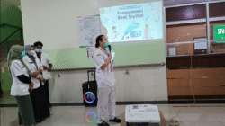 Apoteker RSUD SSMA Kota Pontianak, Friskauli Marbun, memberikan edukasi mengenai cara penggunaan obat topikal yang tepat kepada pengunjung rumah sakit, Rabu (17/12/2025). (Dok. HO/Faktakalbar.id)