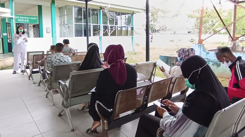 Petugas nutrisionis memberikan penyuluhan kesehatan tentang nutrisi TBC kepada pasien yang duduk di ruang tunggu rumah sakit. (Dok. HO/Faktakalbar.id)