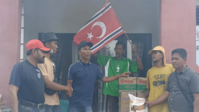 Eks GAM yang kini anggota DPRA Rusyidi Mukhtar alias Ceulangiek menyerahkan bantuan sembako dua truk senilai Rp 300 juta untuk korban banjir Bireuen. (Dok. Ist)