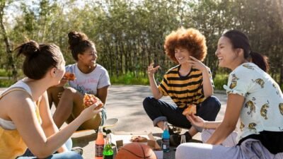 Tertawa bersama di keramaian tidak selalu menandakan seseorang adalah ekstrovert. Introvert pun menikmati interaksi sosial, namun dengan durasi energi yang berbeda dari rekan mereka. (Dok. Ist)