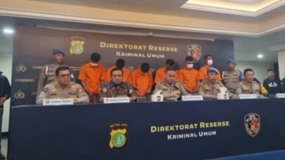 Enam anggota Polri ditetapkan sebagai tersangka kasus pengeroyokan debt collector di Kalibata.
