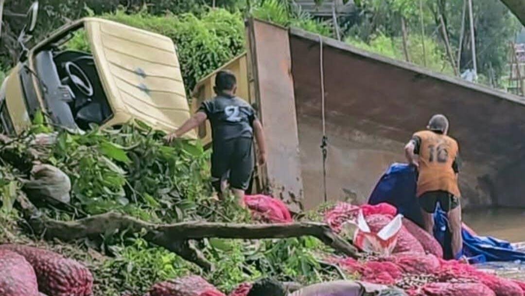 Kondisi dump truck yang terjun ke jurang di Desa Penyaladi, Kecamatan Kapuas, Sabtu (13/12/2025). (Dok. HO/Faktakalbar.id)