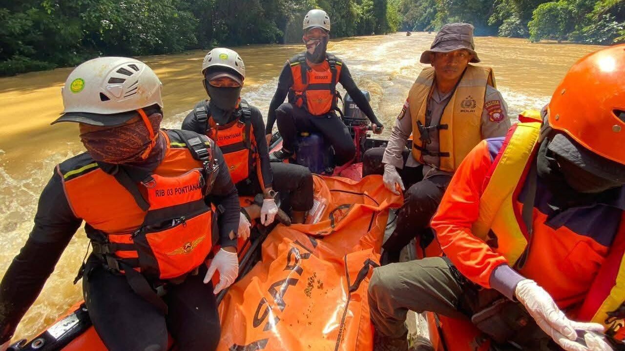 Tim SAR Gabungan saat melakukan proses evakuasi jasad bocah yang ditemukan di aliran Sungai Sebalo, Bengkayang, Rabu (17/12/2025).