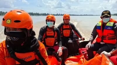 Tim SAR gabungan saat melakukan proses evakuasi jenazah ABK Kapal Kargo EPS 359 yang ditemukan di perairan Sungai Kapuas, Kecamatan Tayan Hilir, Kamis (11/12/2025).