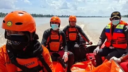 Tim SAR gabungan saat melakukan proses evakuasi jenazah ABK Kapal Kargo EPS 359 yang ditemukan di perairan Sungai Kapuas, Kecamatan Tayan Hilir, Kamis (11/12/2025).