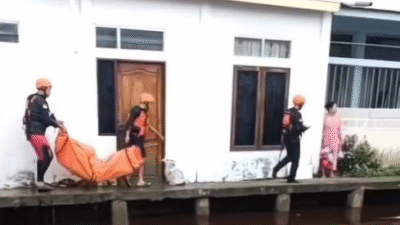 Tim SAR gabungan dibantu warga saat mengevakuasi jenazah BP (10) dari tepian sungai di kawasan Gang Suprapto Dalam, Pontianak Selatan, Selasa (9/12/2025).