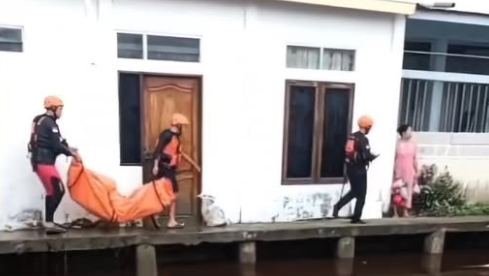 Tim SAR gabungan dibantu warga saat mengevakuasi jenazah BP (10) dari tepian sungai di kawasan Gang Suprapto Dalam, Pontianak Selatan, Selasa (9/12/2025).