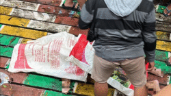 Warga dan petugas mengevakuasi jenazah remaja yang tewas tenggelam akibat tergelincir di Air Terjun Silikng Berobant, Ketapang. (Dok. Ist)