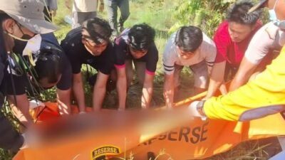 Petugas gabungan saat melakukan evakuasi jenazah di lokasi perkebunan sawit Desa Semabi, Sekadau Hilir, Rabu (24/12/2025).