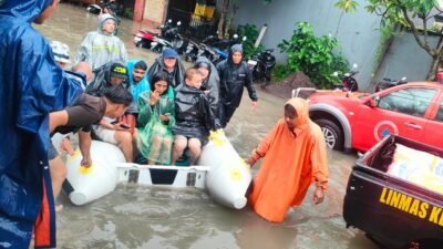 Petugas gabungan saat melakukan evakuasi warga dan penyisiran lokasi terdampak banjir di wilayah Denpasar, Bali, Minggu (14/12).