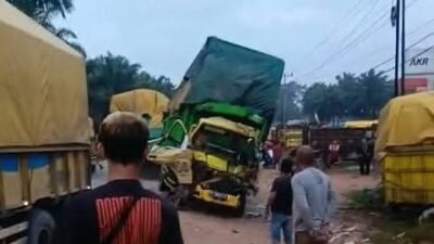Kondisi truk yang ringsek parah usai terlibat kecelakaan beruntun di kawasan AKR Layau, Bodok, Kabupaten Sanggau, Rabu (18/12/2025).