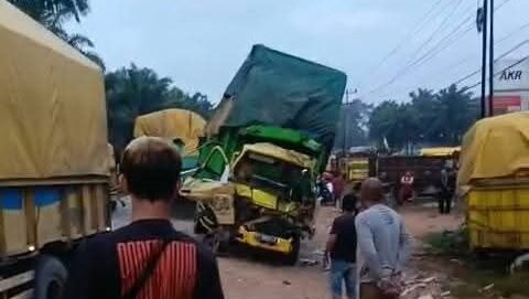 Kondisi truk yang ringsek parah usai terlibat kecelakaan beruntun di kawasan AKR Layau, Bodok, Kabupaten Sanggau, Rabu (18/12/2025).