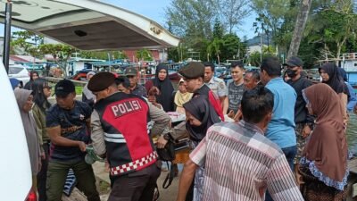 Petugas kepolisian dibantu warga mengevakuasi seorang penumpang speedboat yang sakit setibanya di Pelabuhan Sukadana, Kabupaten Kayong Utara, Minggu (28/12/2025). Pasien langsung dirujuk ke RSUD setempat untuk penanganan medis. (Dok. HO/Faktakalbar.id)