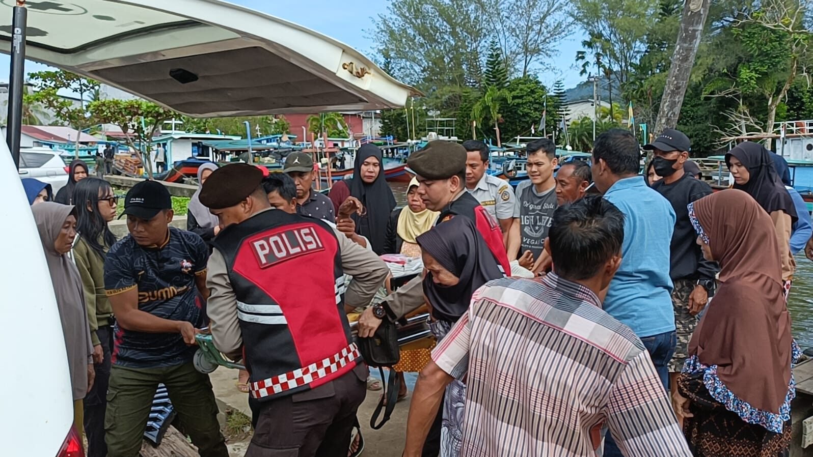 Petugas kepolisian dibantu warga mengevakuasi seorang penumpang speedboat yang sakit setibanya di Pelabuhan Sukadana, Kabupaten Kayong Utara, Minggu (28/12/2025). Pasien langsung dirujuk ke RSUD setempat untuk penanganan medis. (Dok. HO/Faktakalbar.id)