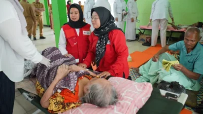 Pemkot evakuasi 21 warga lansia dan sakit akibat banjir rob Pontianak yang kian tinggi.