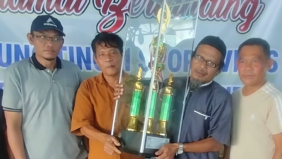 Fahmi Suhada (tengah, memegang piala), atlet NPCI Ketapang, berfoto bersama panitia usai menerima trofi juara pertama Catur Cepat Mempawah Cup Open Non Master 2025, Sabtu (20/12/2025). (Dok. HO/Faktakalbar.id)
