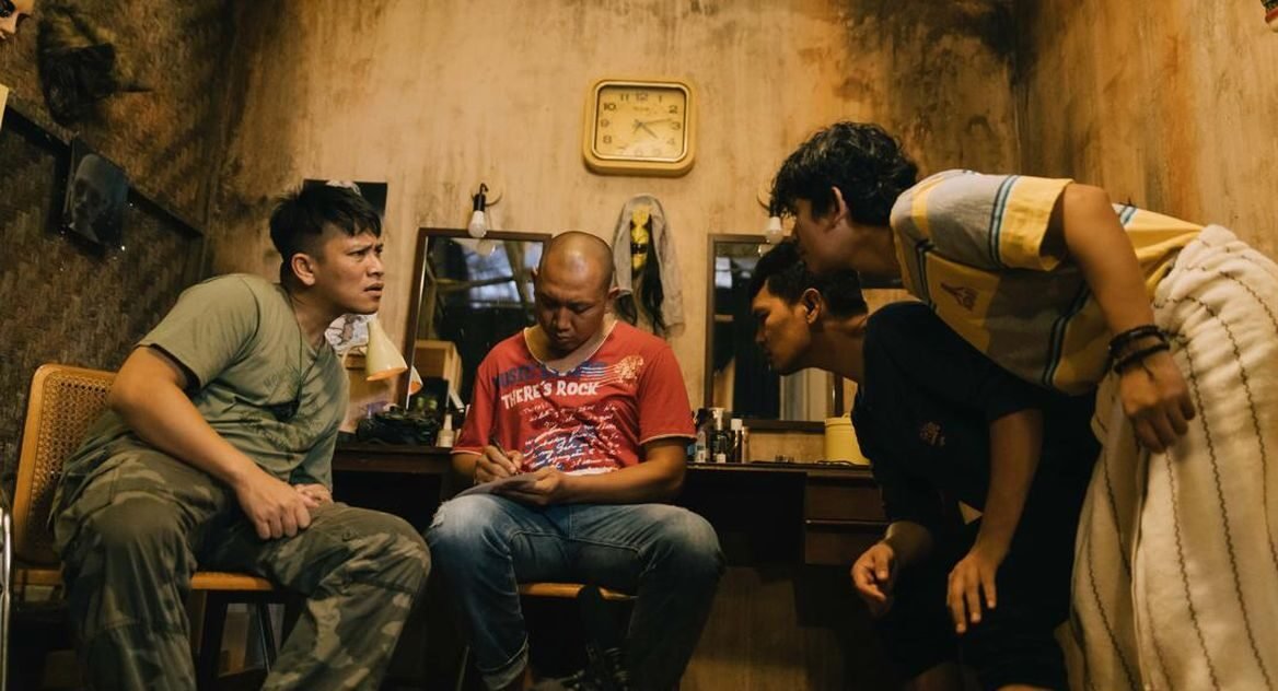 "Butuh hiburan yang bikin sakit perut? Simak rekomendasi 5 film komedi Indonesia terbaik sepanjang masa yang lucu, menghibur, dan tak lekang oleh waktu di sini."