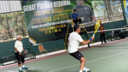Aksi pasangan ganda putra eksekutif saat berlaga di Open Turnamen Tenis Lapangan Pelti se-Kalimantan Barat di Lapangan Tenis Palapa, Rabu (17/12/2025). Tim Pemkot Pontianak berhasil keluar sebagai juara. (Dok. HO/Faktakalbar.id)