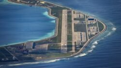 Sebuah lapangan terbang, bangunan dan struktur terlihat di pulau buatan yang dibangun oleh China di Mischief Reef, Kepulauan Spratly, Laut China Selatan. (Dok. Getty Images)