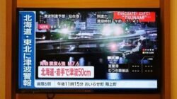 "Gempa berkekuatan M 7,6 mengguncang pantai utara Jepang, memicu tsunami kecil di Aomori dan Hokkaido. Layanan Shinkansen sempat terhenti."