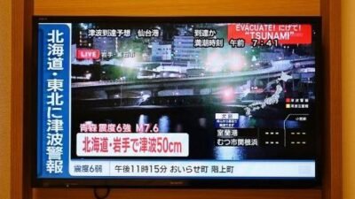 "Gempa berkekuatan M 7,6 mengguncang pantai utara Jepang, memicu tsunami kecil di Aomori dan Hokkaido. Layanan Shinkansen sempat terhenti."