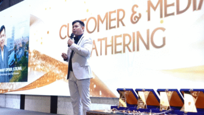 General Manager Golden Tulip Pontianak Bangkit Ciptadi memberikan sambutan dalam acara Customer & Media Gathering 2025 di Diamond Ballroom. (Dok. HO/Faktakalbar.id)