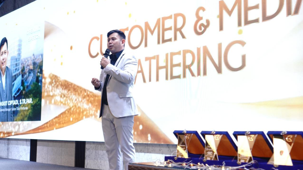 General Manager Golden Tulip Pontianak Bangkit Ciptadi memberikan sambutan dalam acara Customer & Media Gathering 2025 di Diamond Ballroom. (Dok. HO/Faktakalbar.id)